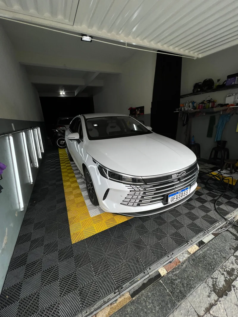 Sedan BYD branco na garagem da ZERO após a lavagem externa