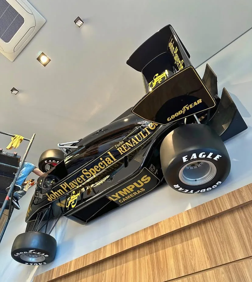 Fórmula 1 preto e dourado em detalhamento na ZERO