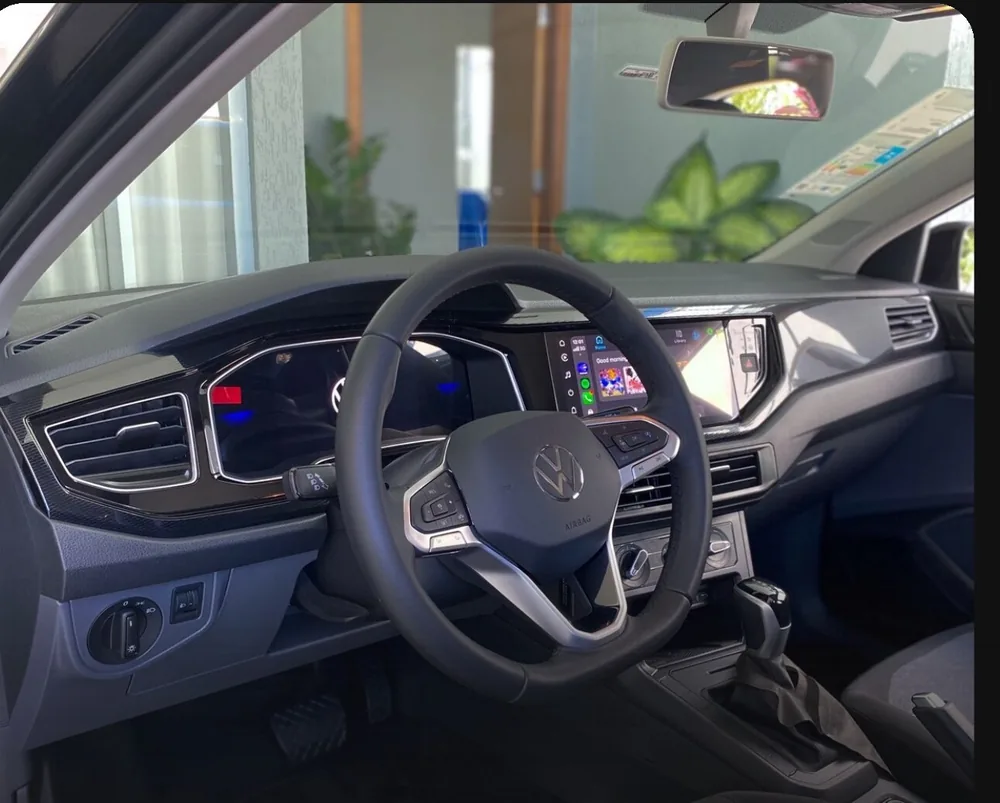 Painel e volante higienizados no detalhamento interno