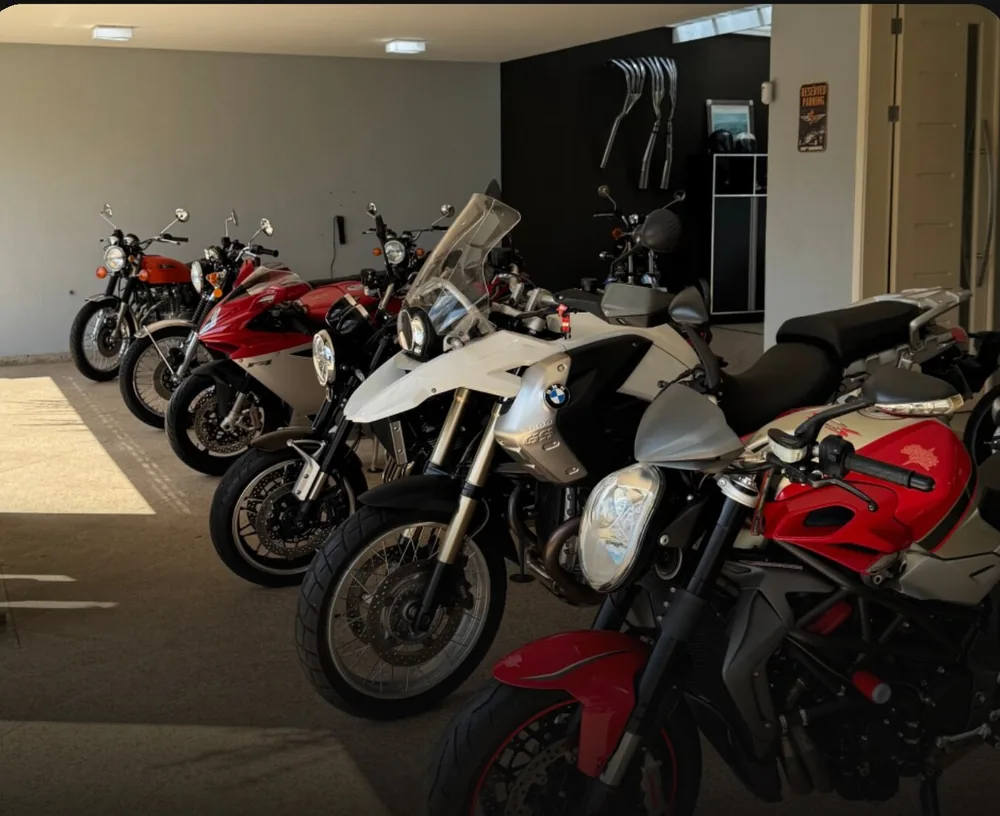 Motos alinhadas na garagem para o pacote coleção