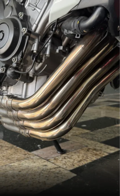Escapamento de moto polido apos a decapagem