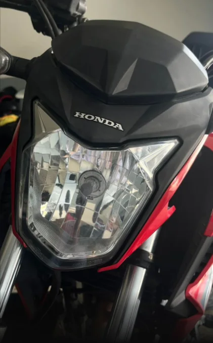 Carenagem e farol de moto Honda apos a revitalizacao